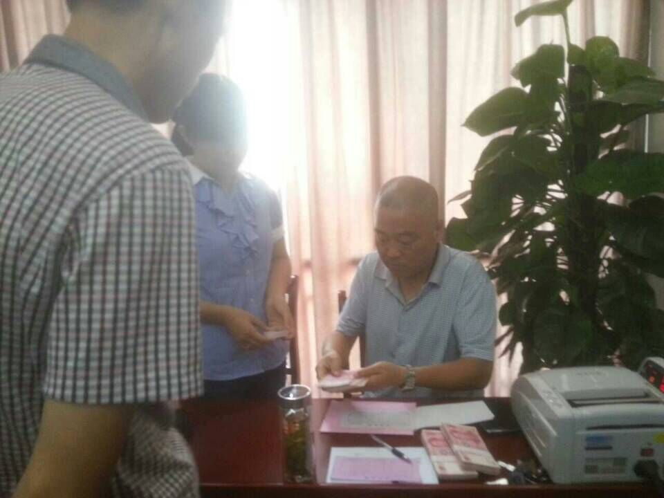 一边在客户排队定肥，一边是午夜福利电影在线观看农化销售团队等记信息