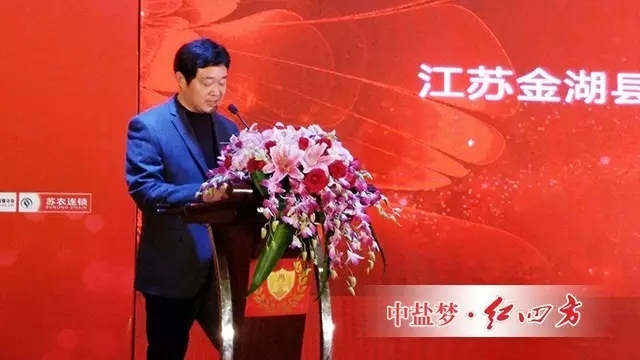 作为晚会主角，全国百佳经销商代表在颁奖仪式上收获满堂喝彩，赢得阵阵掌声。